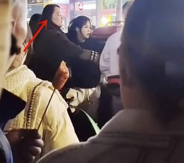 吃瓜网红打架事件视频在线观看,一场网络暴力引发的血案 第1张 吃瓜网红打架事件视频在线观看,一场网络暴力引发的血案 第1张